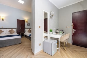 Comfort Triple Room | Frette Italian sheets, hypo-allergenic bedding, down duvets - Giusi Rooms - Aetheria Esquilinus Guesthouse (Rome)