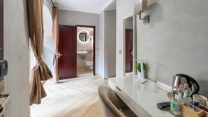 A modern bathroom with a mirror, sink, and shower. - Giusi Rooms - Aetheria Esquilinus Guesthouse (Rome)