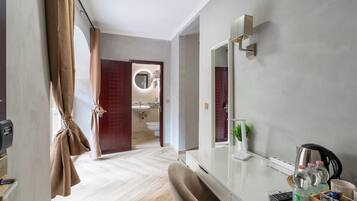 Habitación triple Confort | Sábanas italianas Frette, ropa de cama hipoalergénica y edredón