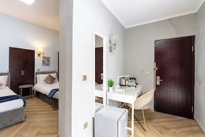 Comfort Triple Room | Frette Italian sheets, hypo-allergenic bedding, down duvets - Giusi Rooms - Aetheria Esquilinus Guesthouse (Rome)