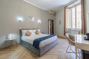 Superior Room | Frette Italian sheets, hypo-allergenic bedding, minibar, in-room safe - Portafortuna Guesthouse (Rome)
