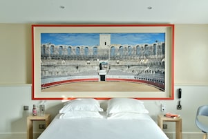 Colchones con pillow-top y caja de seguridad en la habitación