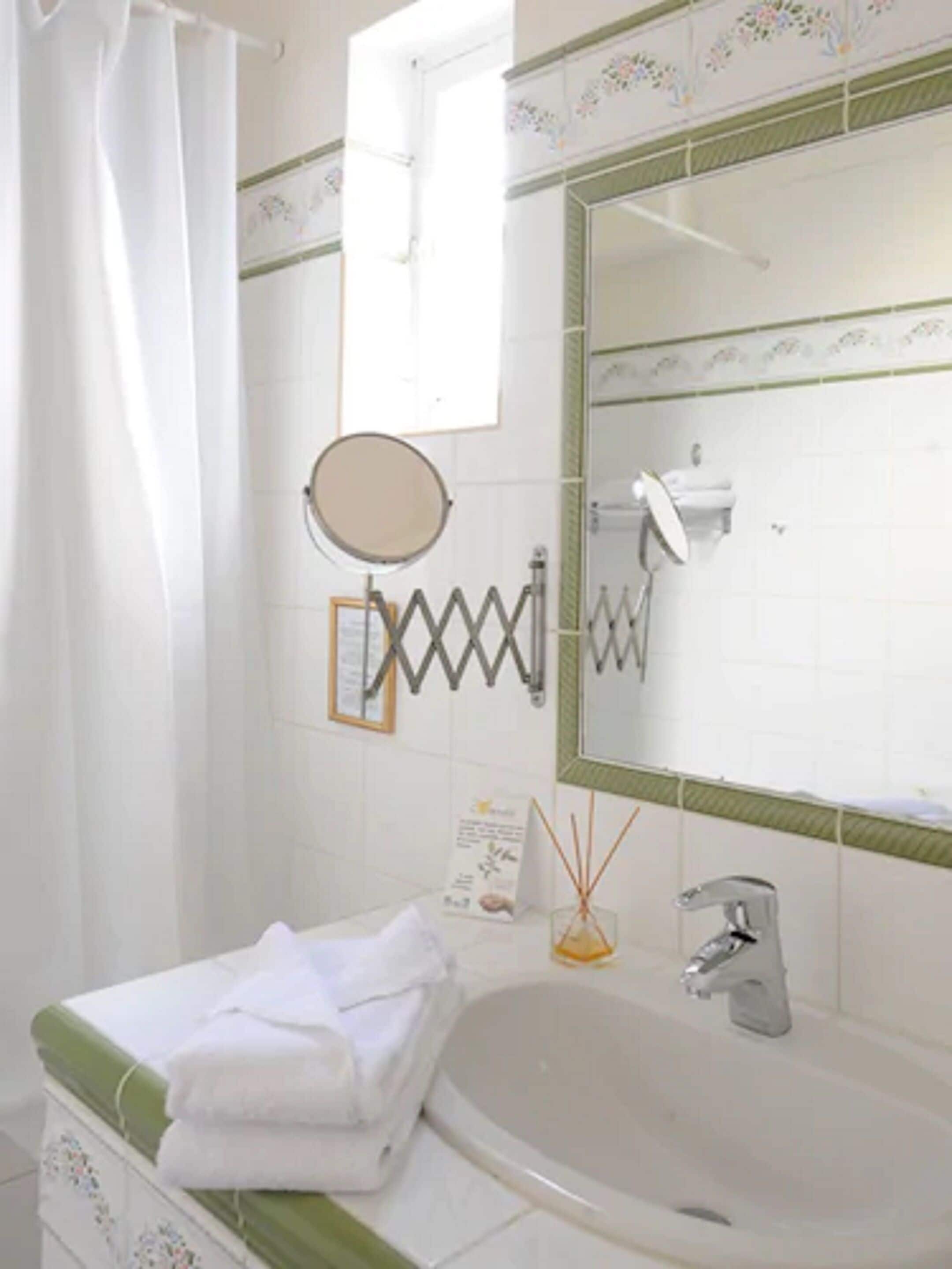 quadruple room | bathroom | free toiletries, hair dryer, towels