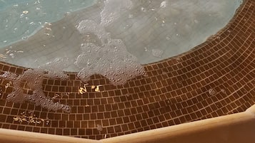 Tina de hidromasaje, baño de vapor y baño turco o hammam