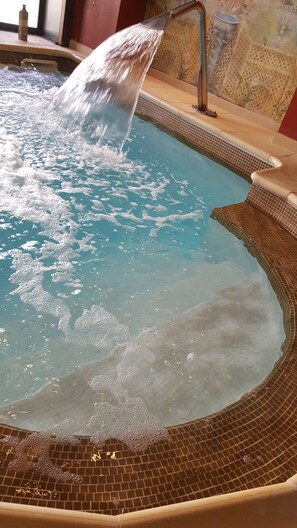 Hot tub, steam room, Turkish bath/hammam, body treatments, body scrubs
