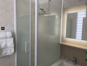 Habitación superior | Baño | Regadera, amenidades de baño gratuitas, secadora de cabello, toallas