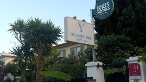 A sign for Villa Vittoriaine Hotel with a logo and establishment year. - Logis Hôtel Villa Victorine (Nice)