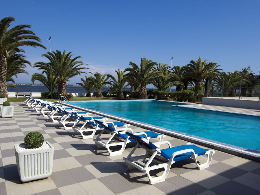 Alberca al aire libre y camastros