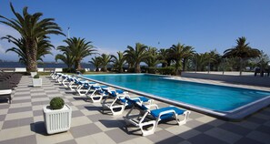 Outdoor pool, sun loungers - Hotel Estalagem Riabela (Murtosa)