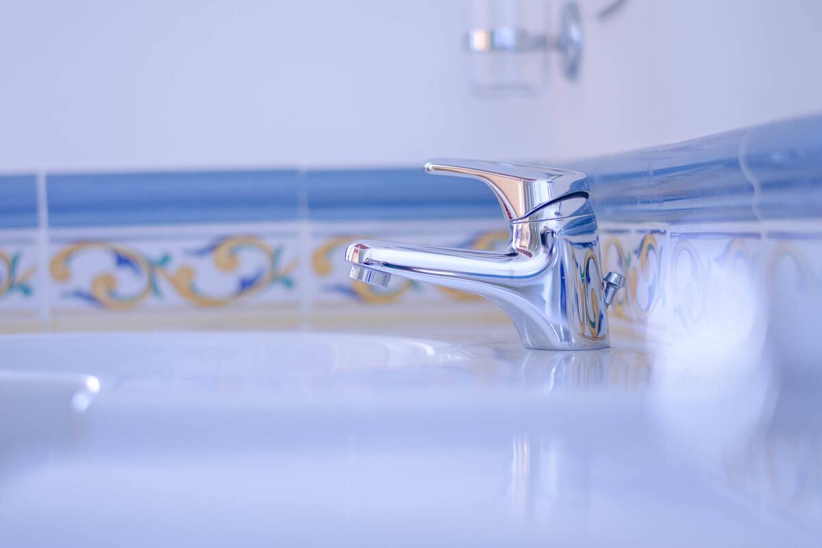 shower, rainfall showerhead, free toiletries, hair dryer