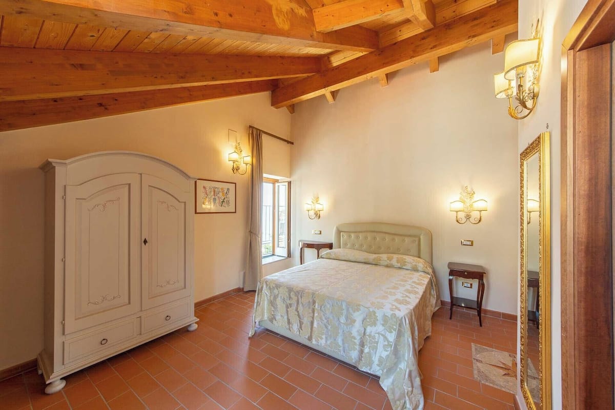 Habitación Deluxe, vista a la ciudad | Ropa de cama de alta calidad y caja de seguridad en la habitación