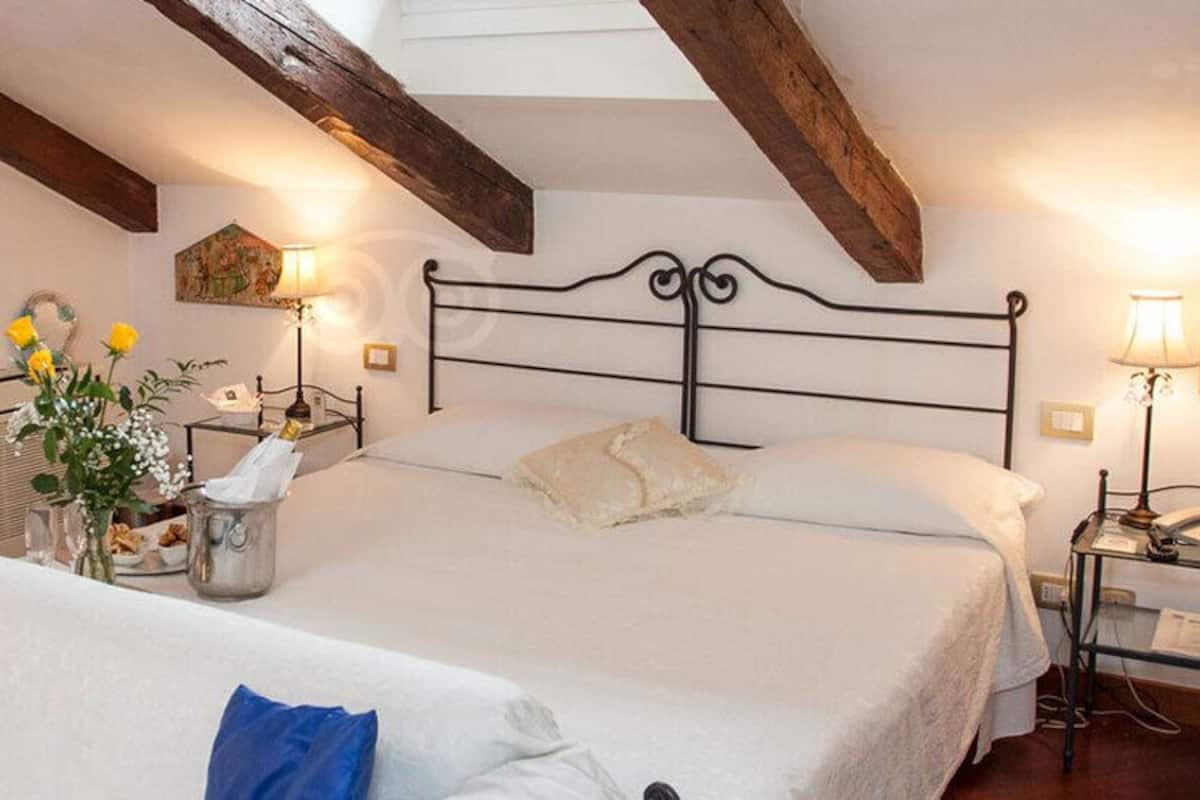 Suite, 1 trĂšs grand lit, bain Ă remous | Bureau, Wi-Fi gratuit