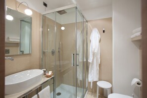 Ducha, artículos de higiene personal gratuitos, secador de pelo y bidé