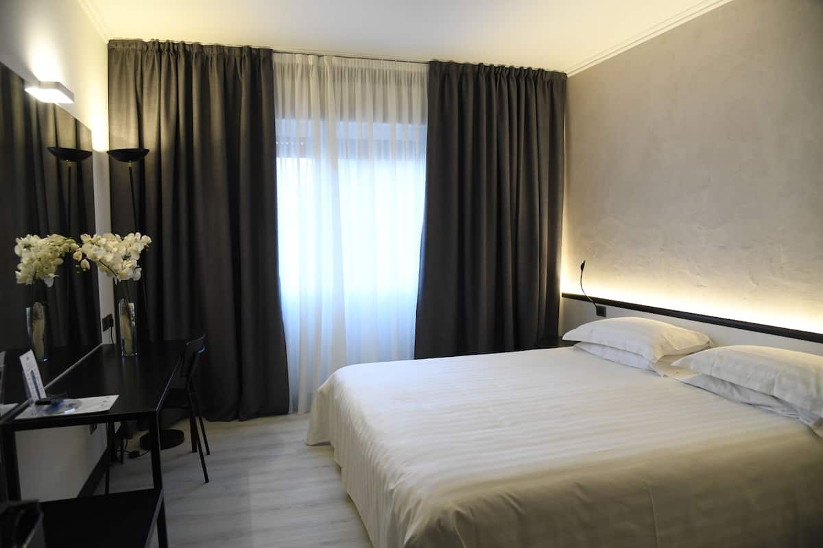 Classic Room, 1 Bedroom | In-room safe, desk, blackout curtains, iron/ironing board