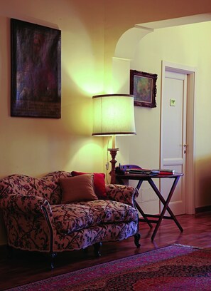 Lobby sitting area - Luna Caprese (Naples)