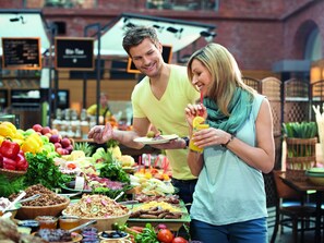 朝食 (ビュッフェ)、毎日提供 (有料)