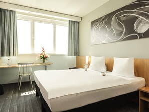 Kamer, 2 eenpersoonsbedden | Een bureau, verduisterende gordijnen, geluiddichte muren