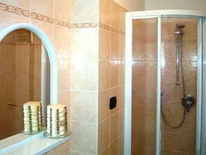 Apartment für 2 Personen | Badezimmerausstattung | Haartrockner, Bidet, Handtücher