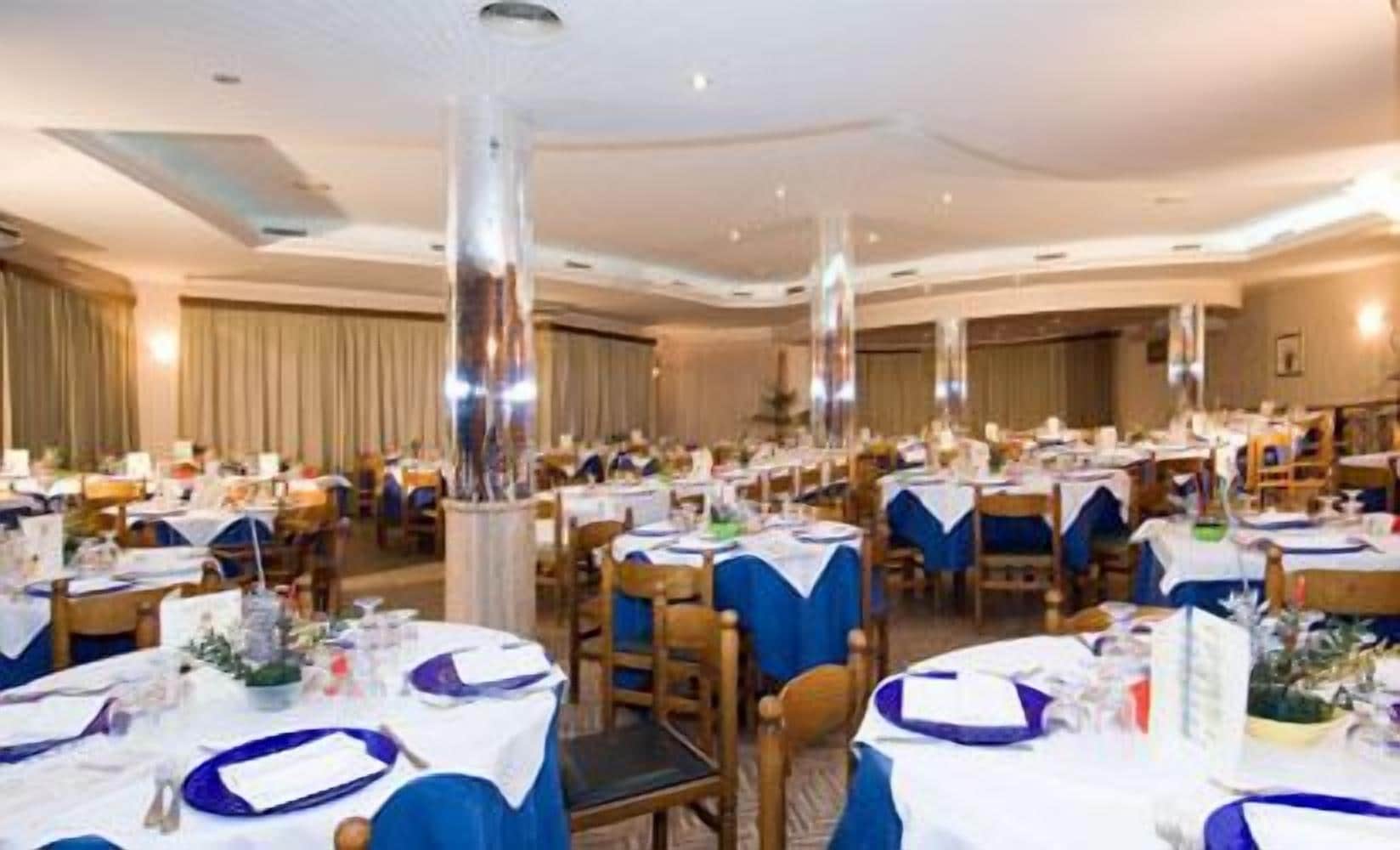 2 restaurants, breakfast, lunch, dinner served; Italian cuisine 