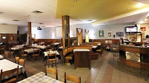 2 restaurants; breakfast, lunch, and dinner served - Villaggio Albergo il Gabbiano (Passignano sul Trasimeno)