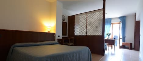 Superior-Vierbettzimmer, 1 Schlafzimmer, Poolblick | Schreibtisch, kostenloses WLAN, Bettwäsche, Rollstuhlgeeignet