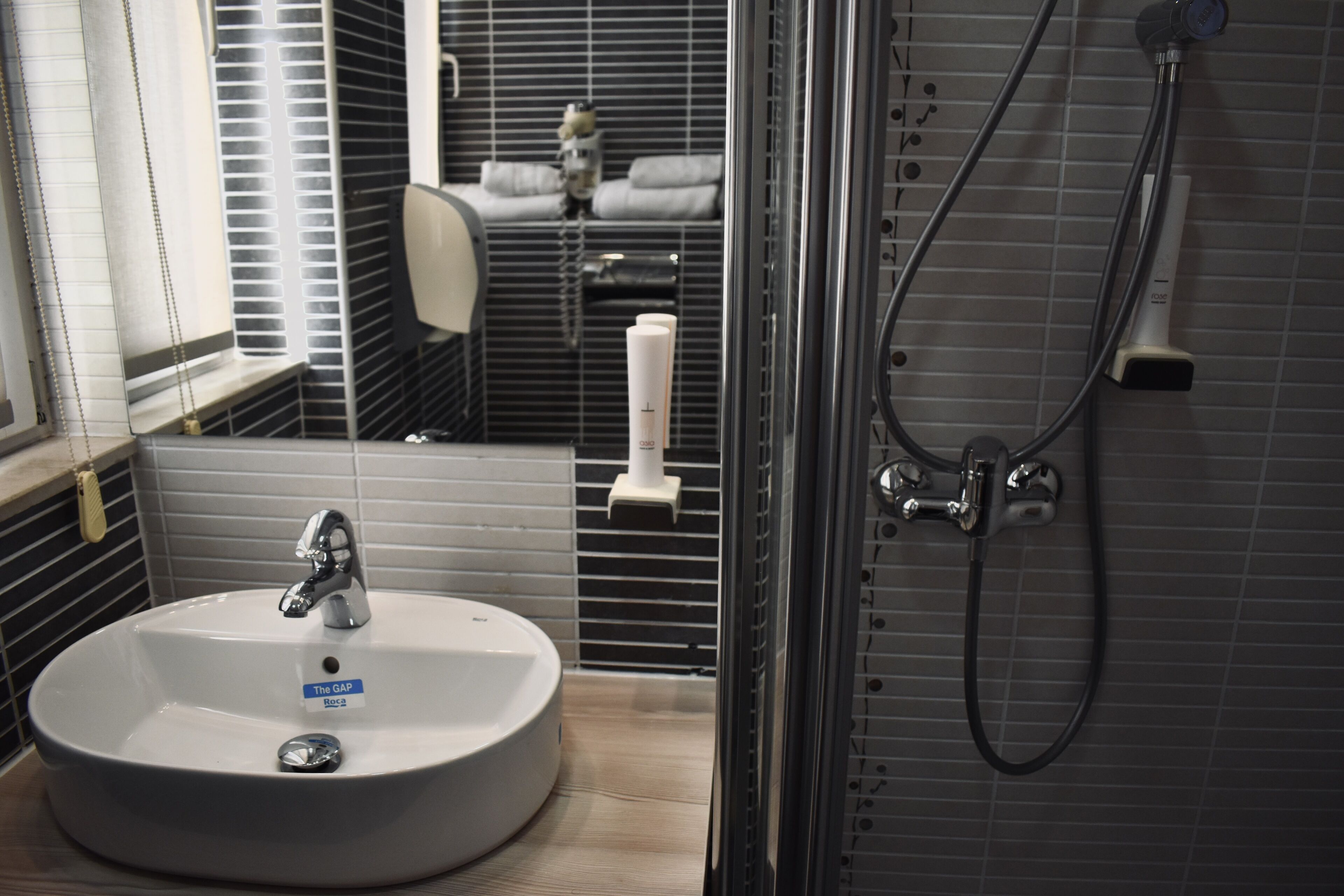 Standaard kamer | Een minibar, een kluis op de kamer, een bureau, geluiddichte muren