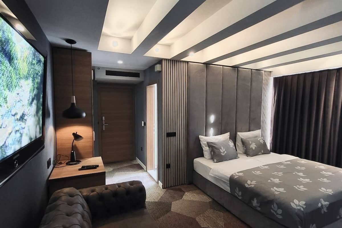 Minibar, caja fuerte, escritorio y sistema de insonorización