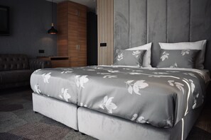 Minibar, in-room safe, desk, soundproofing - Hecco Deluxe Hotel (Sarajevo)