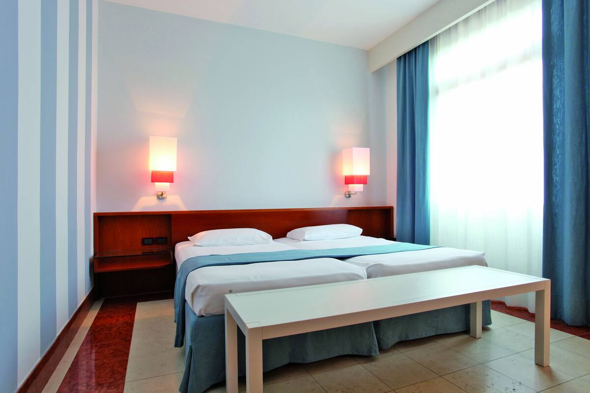 Memory-foam beds, in-room safe, free WiFi