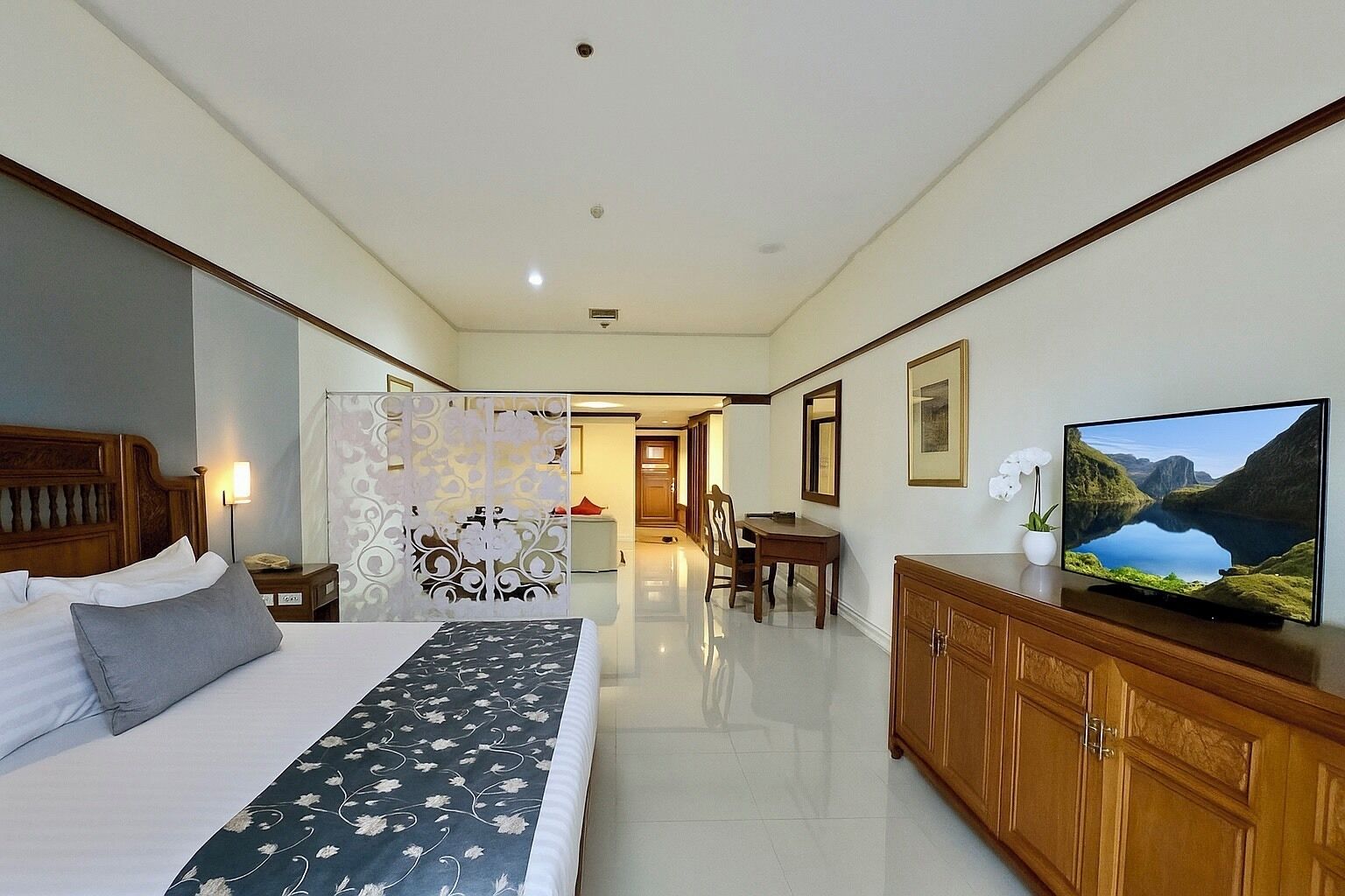 Deluxe Room, 1 King Bed (Grand Deluxe)