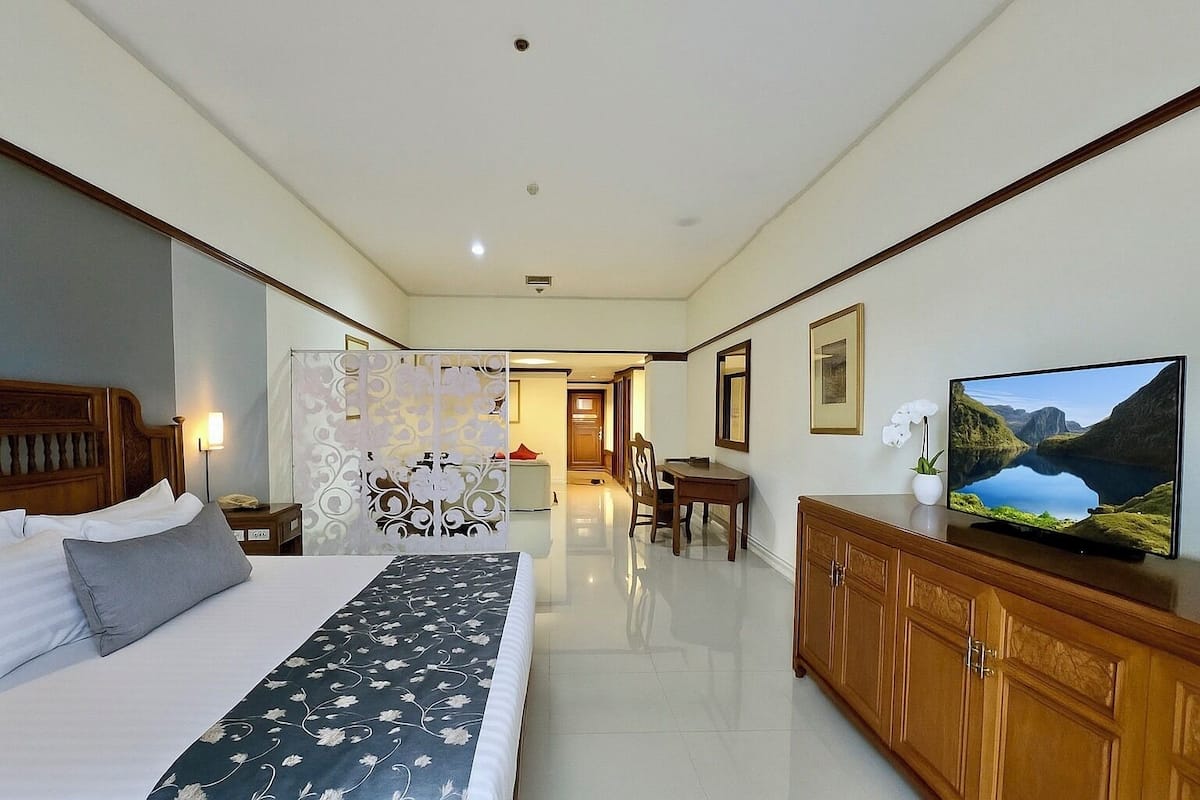 Deluxe Room, 1 King Bed (Grand Deluxe)