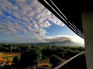 Deluxe Room, 1 King Bed | Mountain view