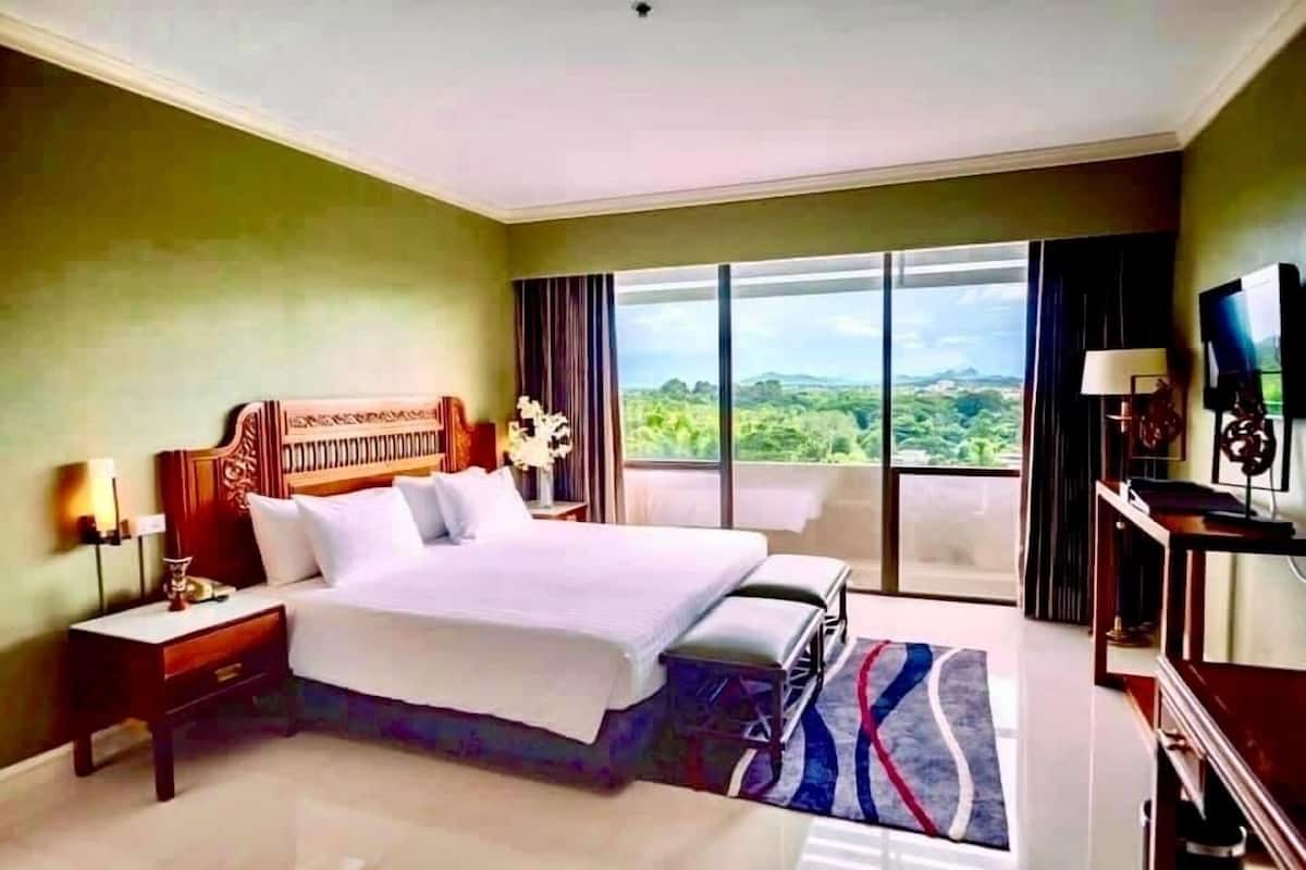 family suite, 2 bedrooms | 1 bedroom, minibar, in-room safe, desk