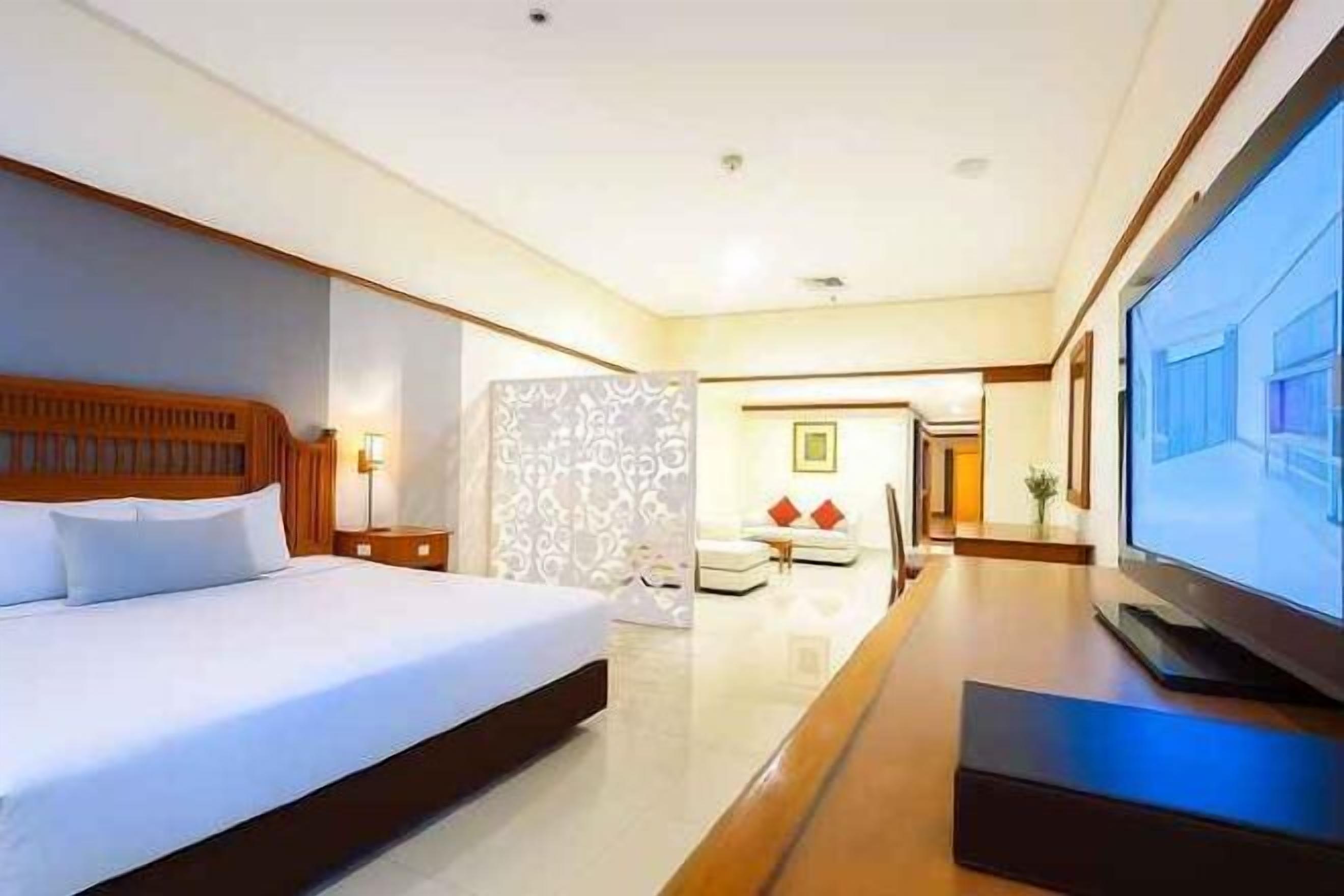 Minibar, caja de seguridad en la habitación y escritorio 