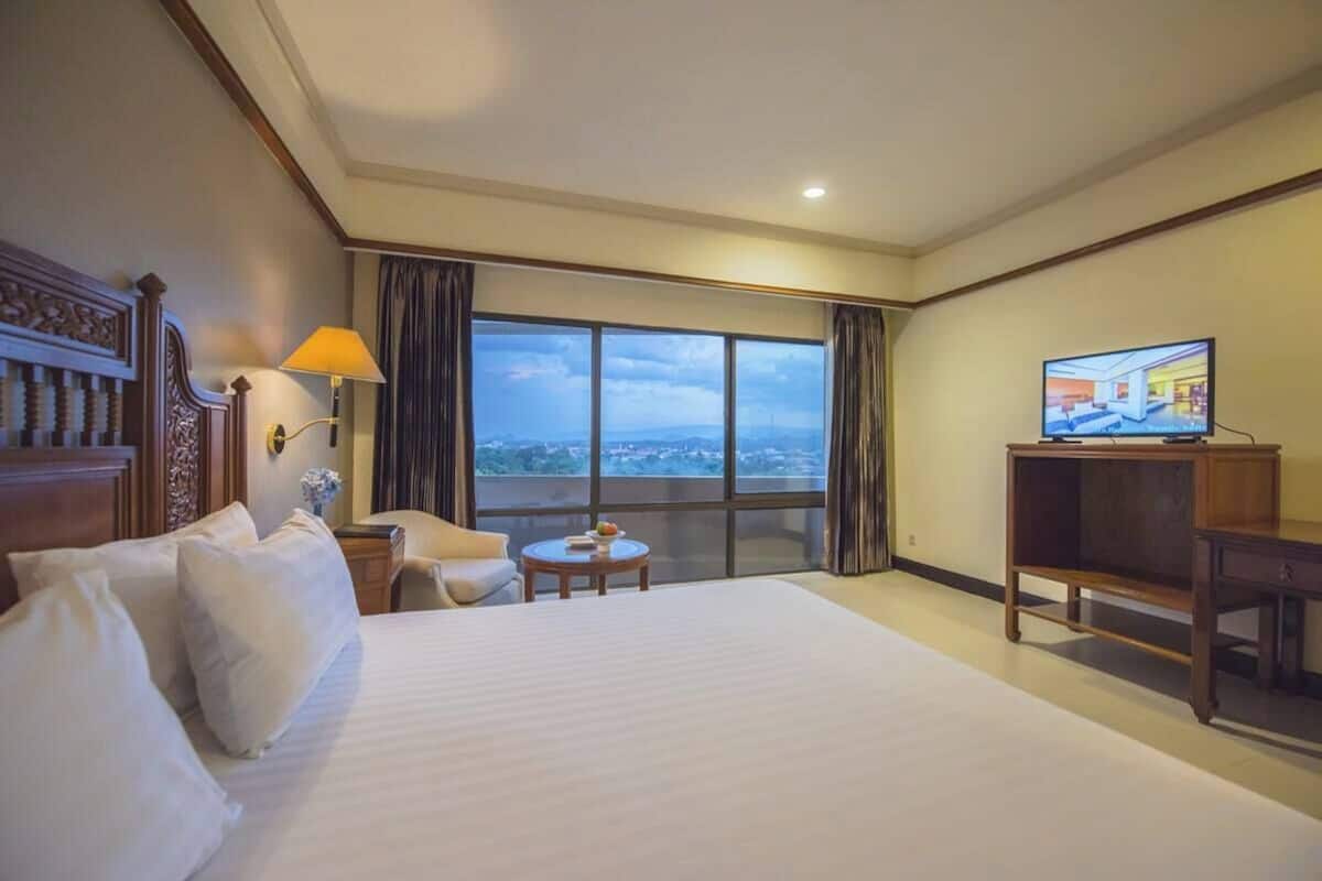 deluxe room, 1 king bed | 1 bedroom, minibar, in-room safe, desk