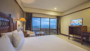 Deluxe Room, 1 King Bed | 1 bedroom, minibar, in-room safe, desk