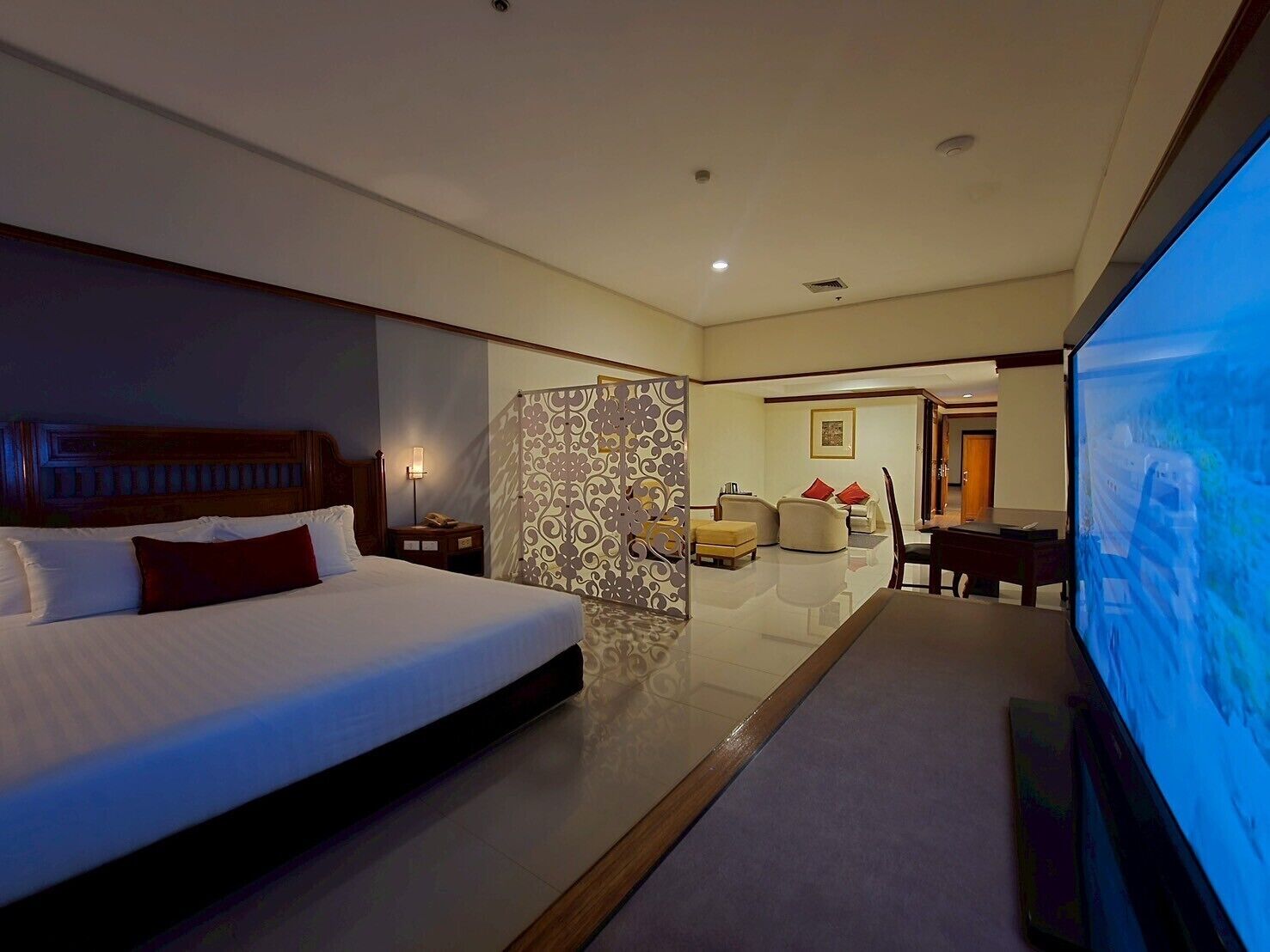 Deluxe-huone, 1 suuri parisänky (Grand Deluxe) | Minibaari, tallelokero huoneessa, työpöytä