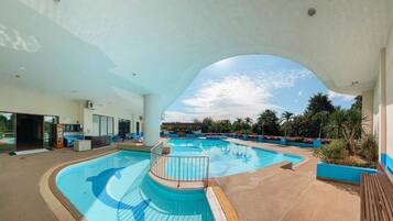 Innendørsbasseng, utendørsbasseng og solsenger