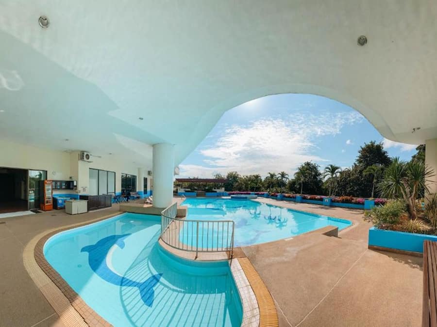 Sisäuima-allas ja ulkouima-allas avoinna 7.00–20.00, aurinkotuoleja