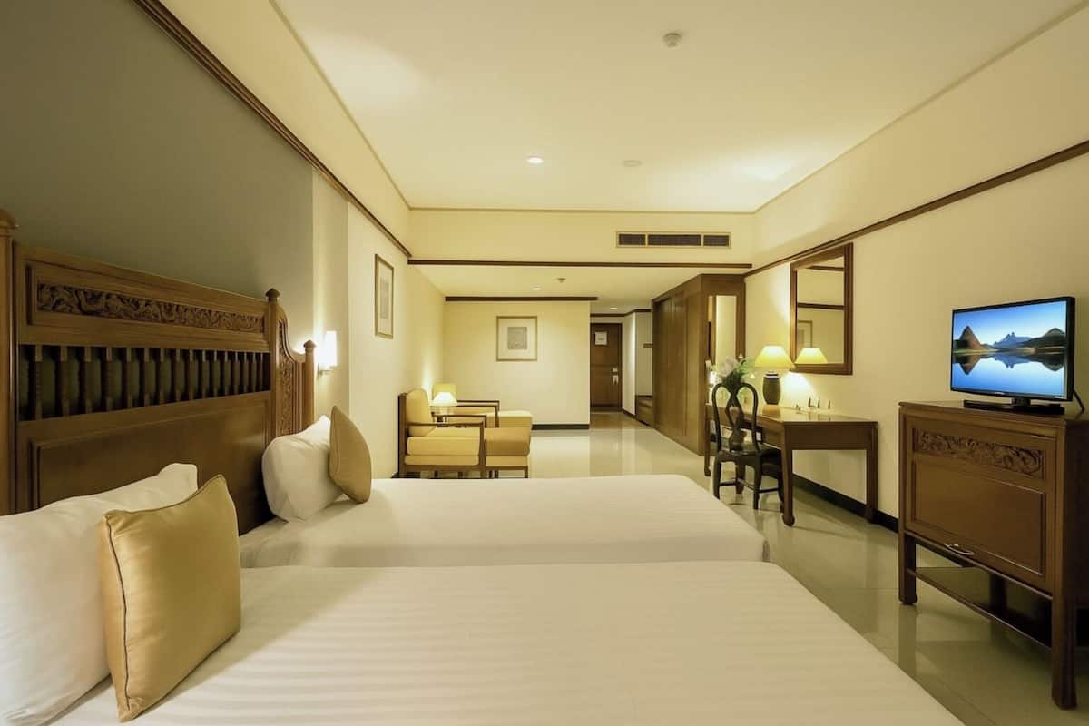 Deluxe Room, 2 Twin Beds (Grand Deluxe) | Minibar, in-room safe, desk, laptop workspace