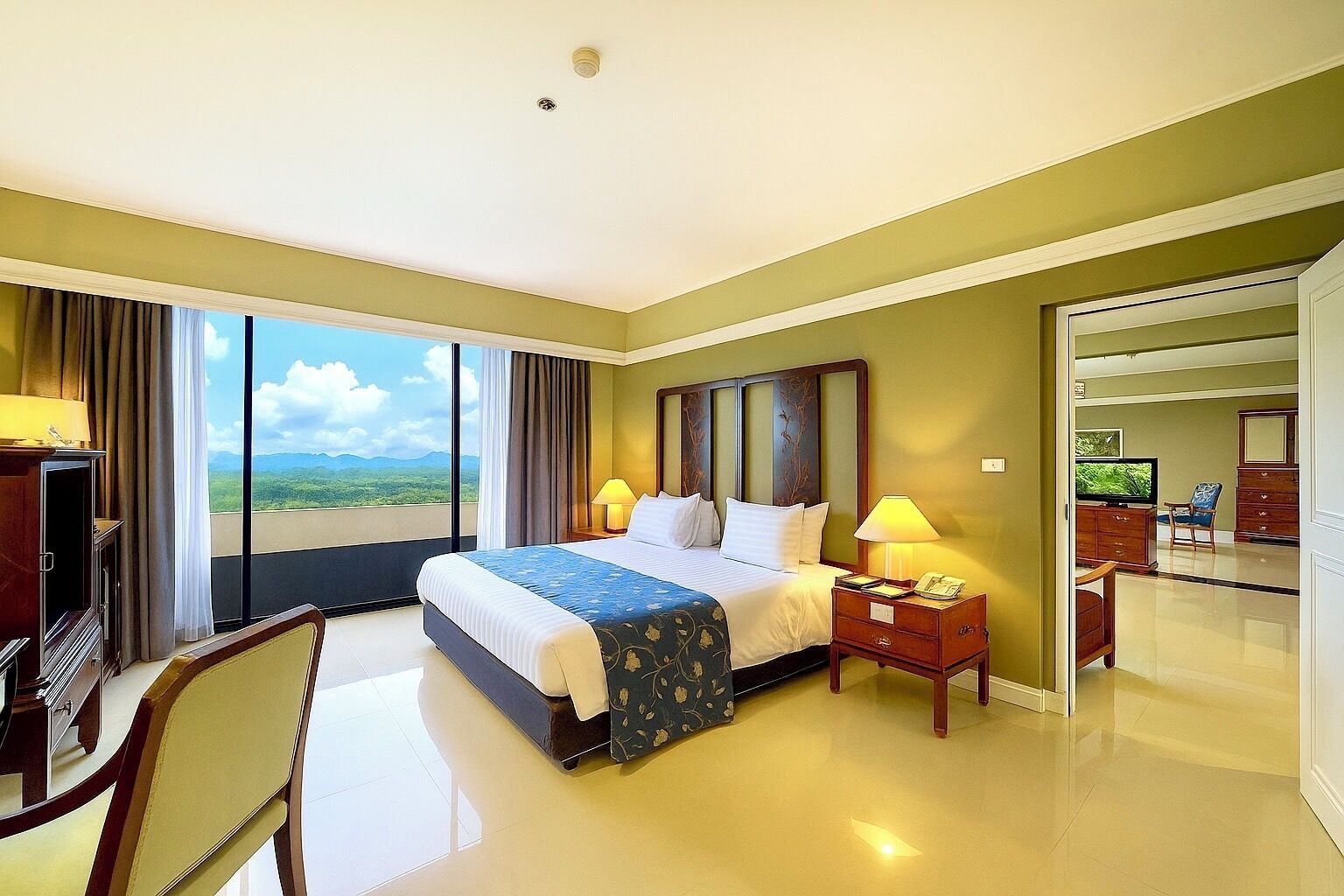 Minibar, caja de seguridad en la habitación y escritorio 