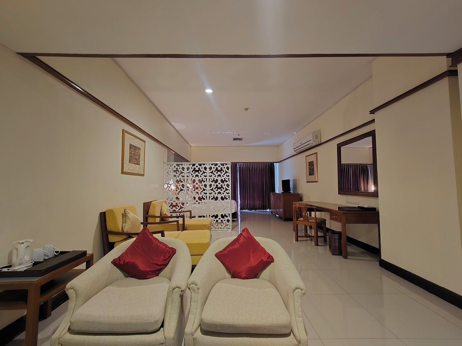 deluxe room, 2 single beds (grand deluxe) | living area | led tv