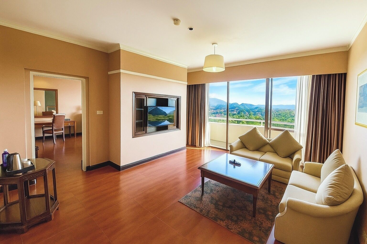 Suite, 1 habitación | Minibar, caja de seguridad en la habitación y escritorio 