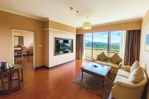 Minibar, coffres-forts dans les chambres, bureau