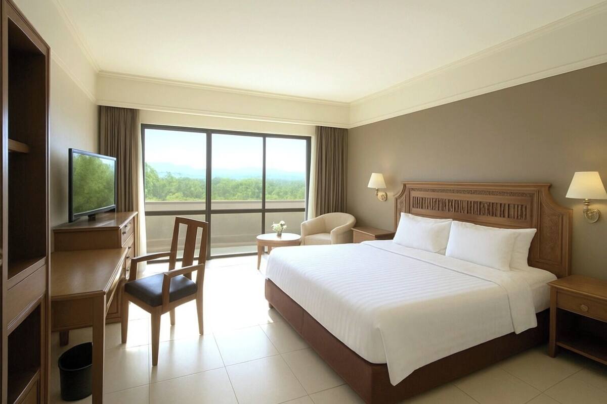 Minibar, caja de seguridad en la habitación y escritorio