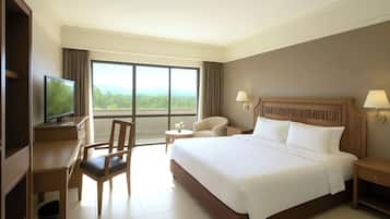 Deluxe Room, 1 King Bed | Minibar, in-room safe, desk, laptop workspace