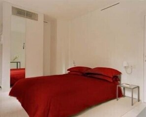 أغطية فراش متميزة وميني بار وخزنة داخل الغرفة ومكتب