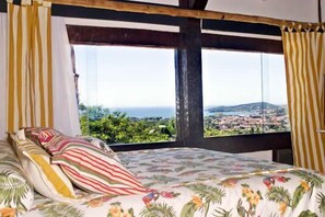 Suite panorámica, bañera de hidromasaje, vistas al mar | Sábanas de algodón egipcio, minibar, caja fuerte y decoración individual