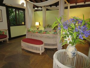 Deluxe Suite | Egyptian cotton sheets, minibar, in-room safe, individually decorated - Trópico de Capricórnio (Búzios)