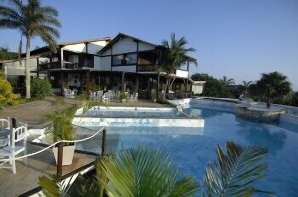 2 outdoor pools